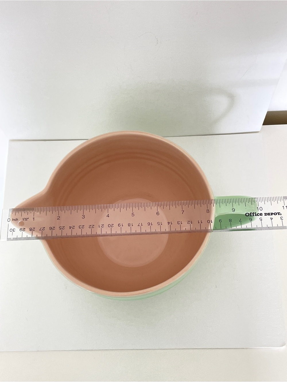 Le Creuset Kiwi Ombré 2 Qt Stoneware Batter Bowl w/ Spout Discontinued - Picture 11 of 14
